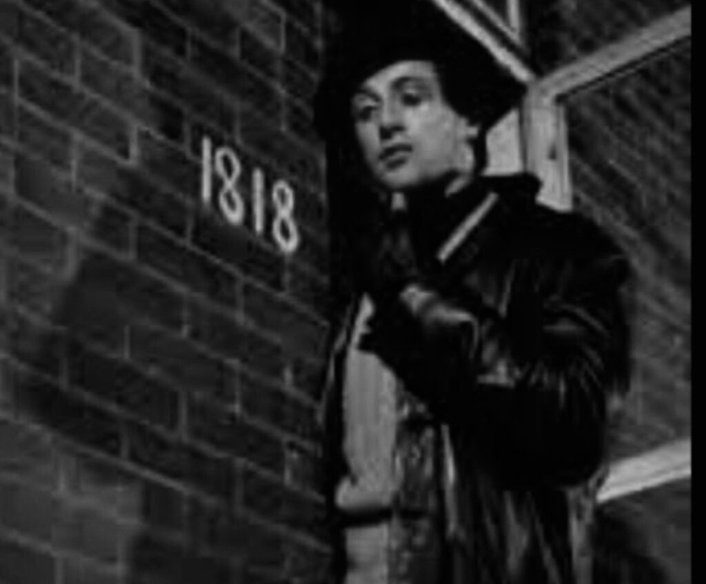 Rocky en la puerta de la casa