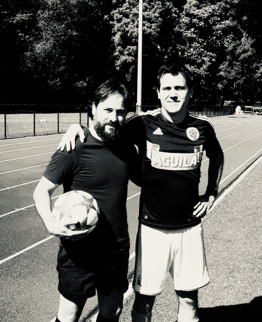 Martín jugando futbol